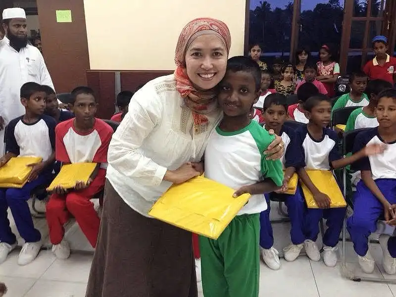Dian Alyan handing over the prizes