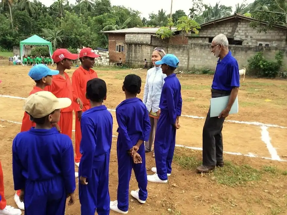 Dian Alyan talking to the teams