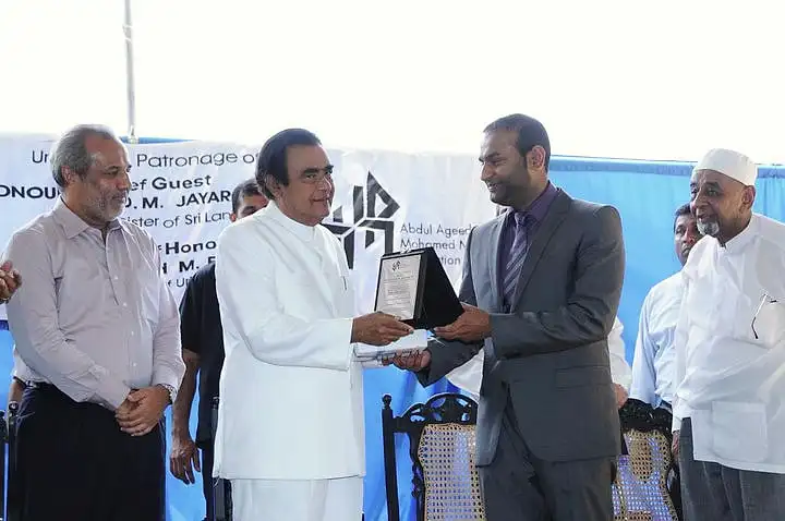 Shahram Marleen (President of AAM Marleen Foundation) presenting a memento to Honorable D.M. Jayaratne, Prime Minister of Sri Lanka